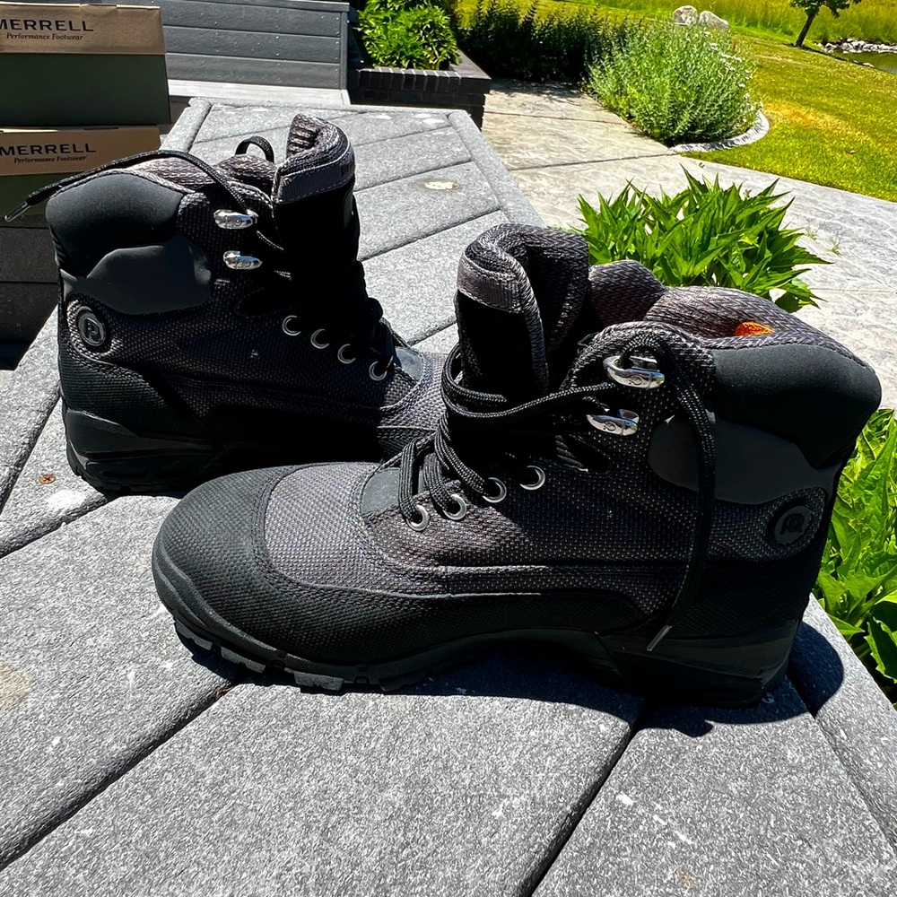 CLEARANCE NWOT Men’s Dunham Black Size 9 Black Hiking Boots